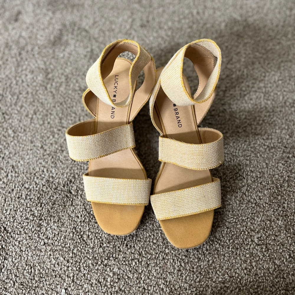 Shoe Bundle.. sizes 7.5 & 8.. if they’re 8 they run small. Selling as a bundle